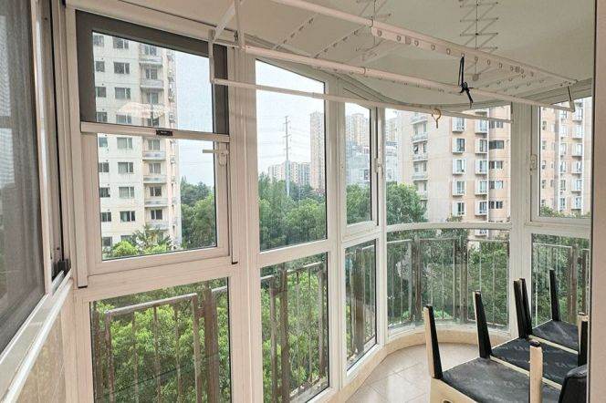 Bright 3BR Apartment in Gubei with Built-in Storage (L2)