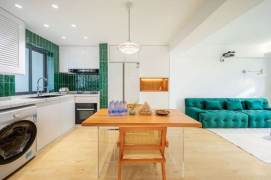 Spacious Modern 1BR Apartment near Jiangsu Rd Metro with Built-in Storage (L2/L11)
