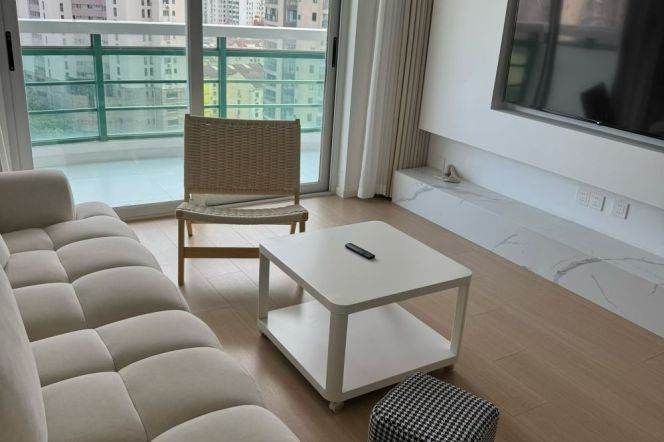 Spacious 1BR Apartment in Jing'an (L13/L14)