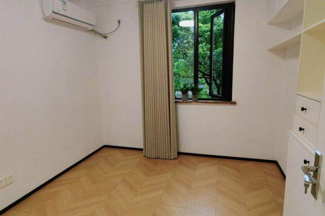 3BR Apartment near West Yan'An Rd Metro with Floor-to-Ceiling Windows