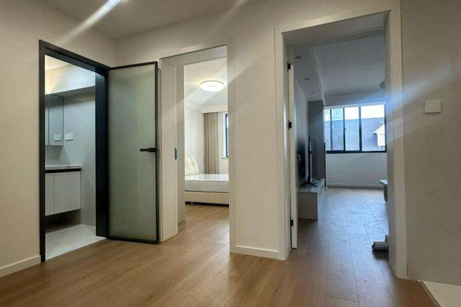 Spacious Modern 1BR Apartment near East China Normal University Zhongshan Bei Lu Campus (L3/L4/L13)