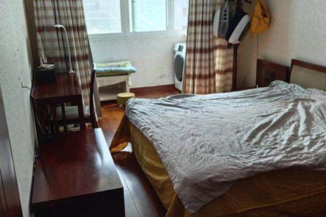 2BR Apartment in People's Square (L2/L10/L12)