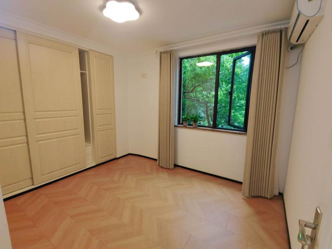 Housing image — Room