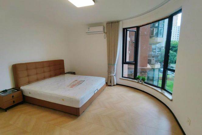 3BR Apartment near West Yan'An Rd Metro with Floor-to-Ceiling Windows