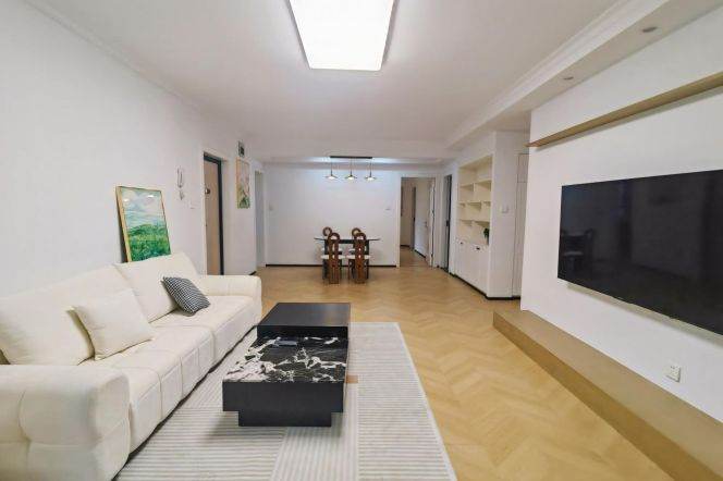 3BR Apartment near West Yan'An Rd Metro with Floor-to-Ceiling Windows