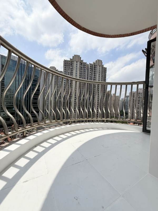 Housing image — Balcony