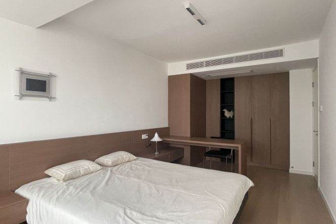 High-Floor 2BR Apartment near Jiangsu Rd Metro (L2/L11)