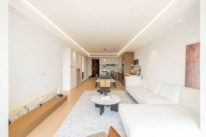 High-Floor 2BR Apartment in Gubei (L10/L15)