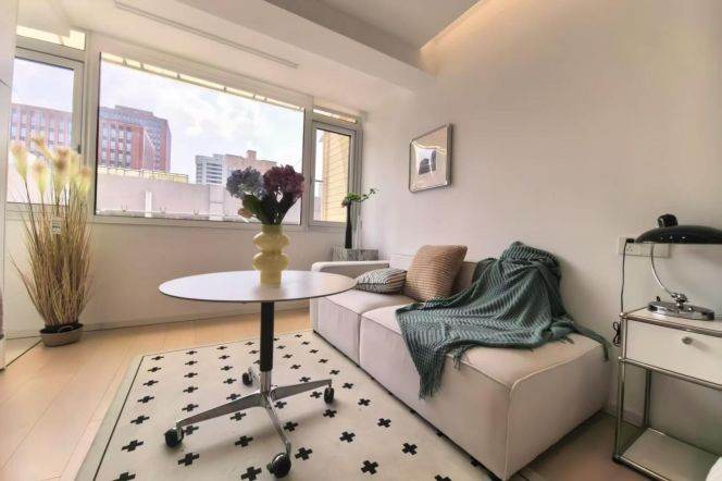 Modern 2BR Apartment near South Xizang Rd Metro (L4/L8)