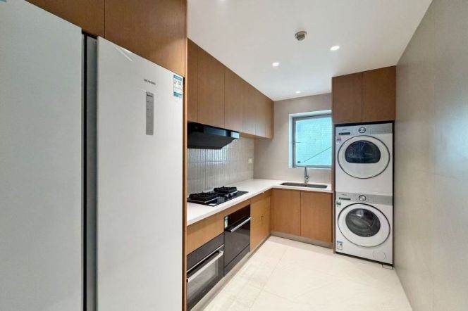 High-Floor Spacious 2BR Apartment near Shangcheng Rd Metro
