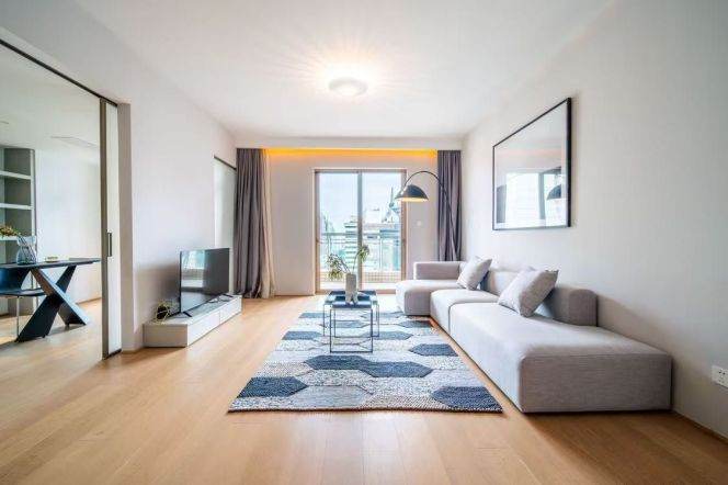 High-Floor Spacious Modern Bright 3BR Apartment near South Pudong Road Metro (L2/L14)