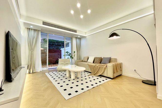 2BR Apartment near Hongkou Football Stadium Metro with Terrace (L8)