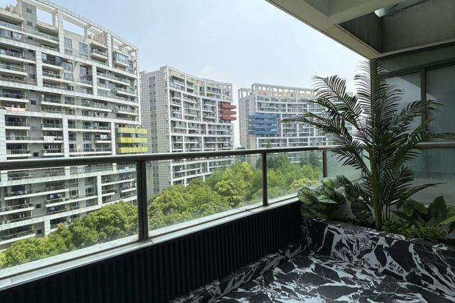Spacious 2BR Apartment near Century Park