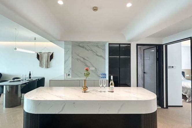 High-Floor Spacious 2BR Apartment near Shangcheng Rd Metro