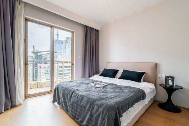 High-Floor Spacious Modern Bright 3BR Apartment near South Pudong Road Metro (L2/L14)