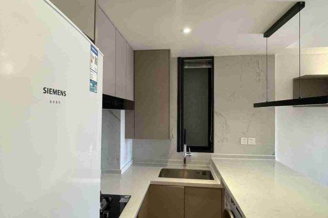High-Floor Modern 1BR Apartment in Jing'an (L7/L13)