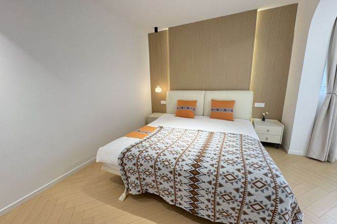 Modern Bright 2BR Apartment near Jiaotong University Metro