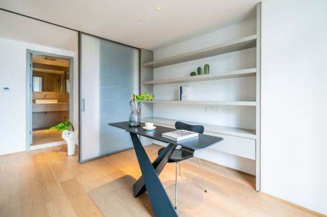 High-Floor Spacious Modern Bright 3BR Apartment near South Pudong Road Metro (L2/L14)
