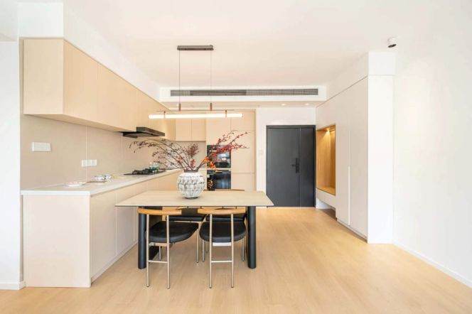 Spacious 2BR Apartment near Suzhou Creek with River View (L13)
