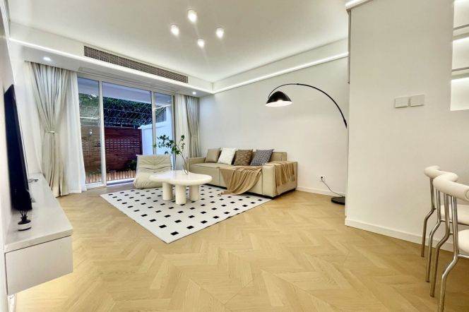 2BR Apartment near Hongkou Football Stadium Metro with Terrace (L8)