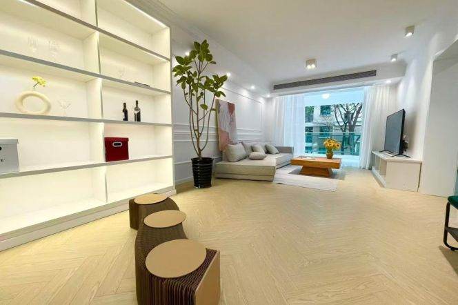 Spacious 2BR Apartment near West Yan'An Rd Metro
