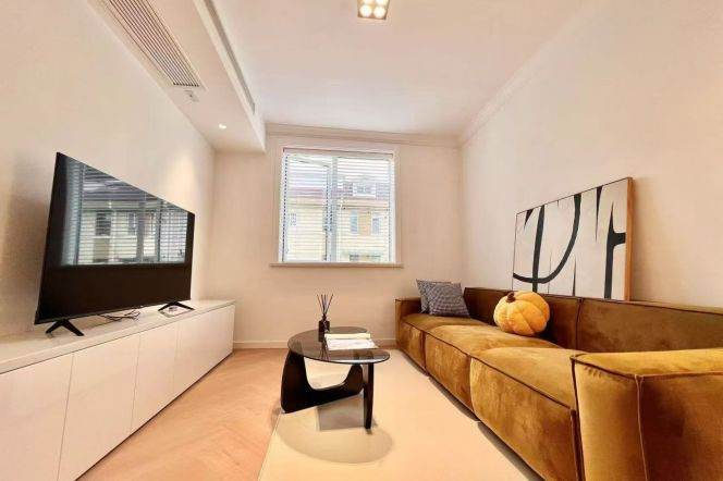 1BR Apartment in Gubei (L10)