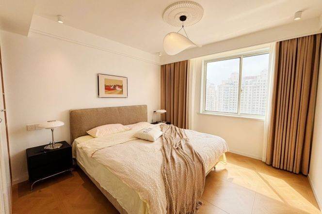 High-Floor Bright Modern 3BR Apartment near L+ Mall (L2/L9)