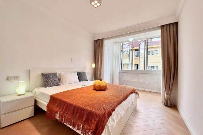 1BR Apartment in Gubei (L10)