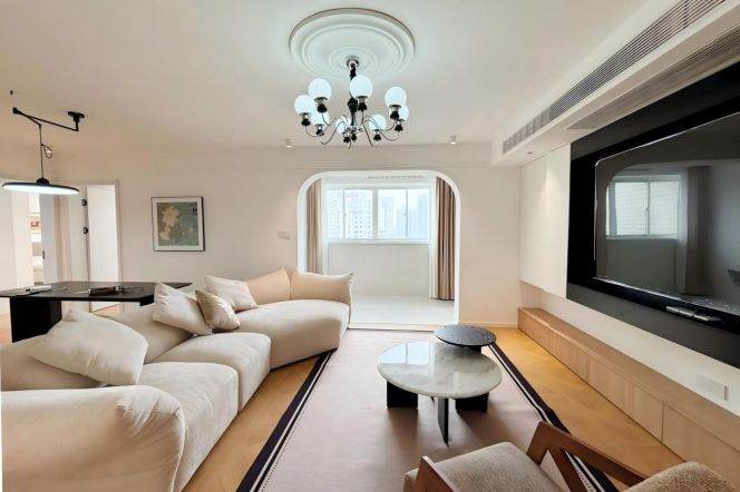 High-Floor Bright Modern 3BR Apartment near L+ Mall (L2/L9)