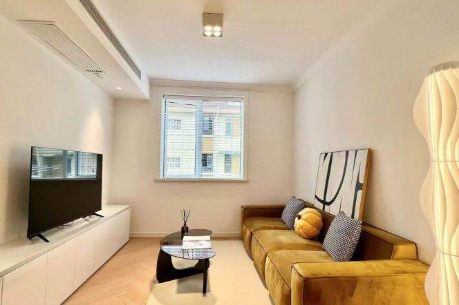 1BR Apartment in Gubei (L10)