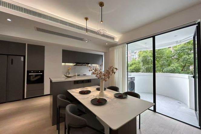 Spacious 2BR Apartment in Gubei (L10/L15)