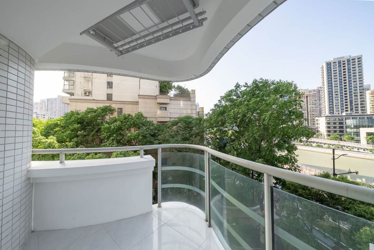Housing image — Balcony