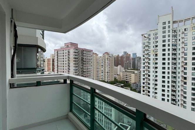 Spacious 1BR Apartment in Jing'an (L13/L14)
