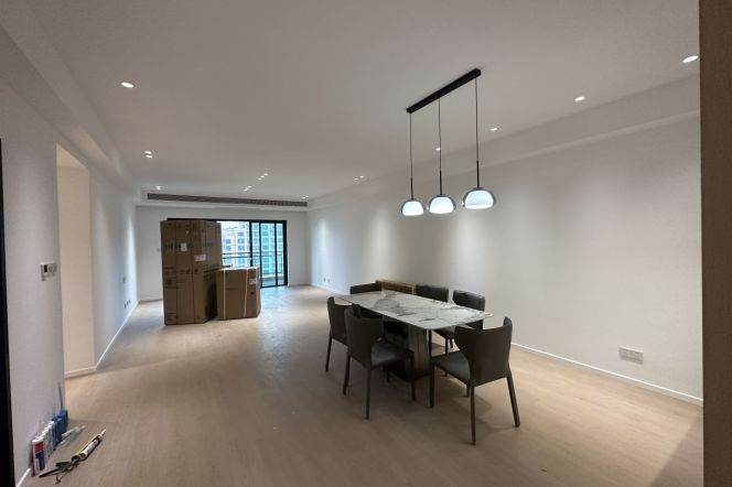 High-Floor 4BR Apartment near Shangcheng Rd Metro
