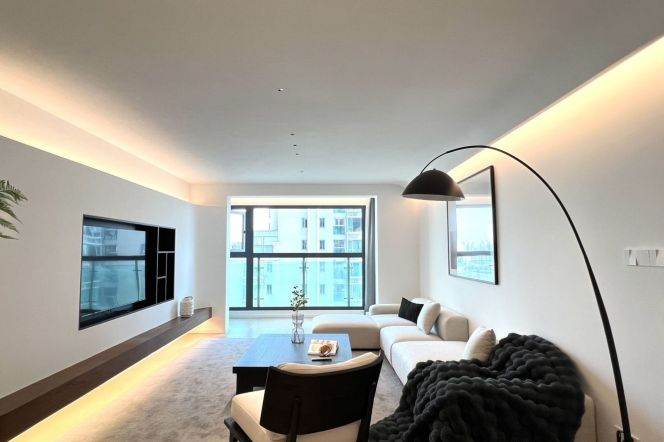 High-Floor 4BR Apartment in Xujiahui