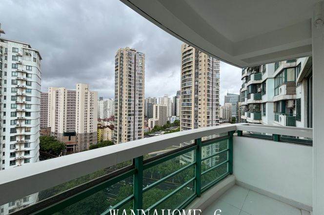 Spacious 1BR Apartment in Jing'an (L13/L14)