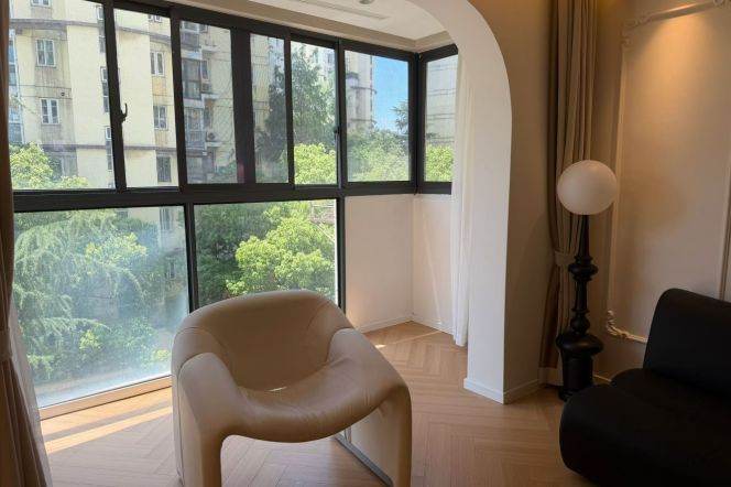 Bright 3BR Apartment in Hongqiao CBD with Floor-to-Ceiling Windows