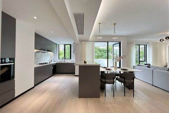 Spacious 2BR Apartment in Gubei (L10/L15)