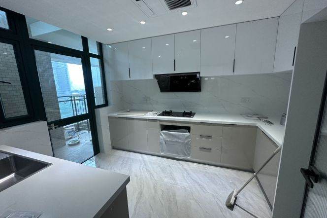 High-Floor 4BR Apartment near Shangcheng Rd Metro