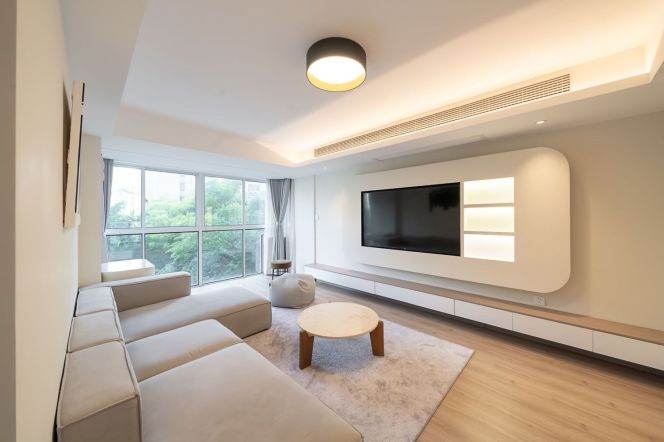 Bright 3BR Apartment in Jing'an with Green View