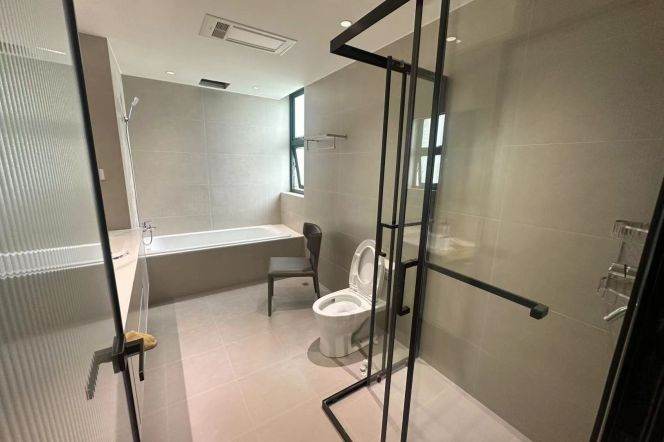 High-Floor 4BR Apartment near Shangcheng Rd Metro