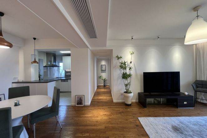 High-Floor Spacious 2BR Apartment at Ambassy Court (L1/L7/L10)