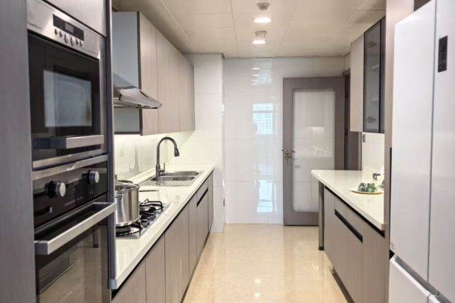 High-Floor Spacious 4BR Apartment near Shangcheng Rd Metro