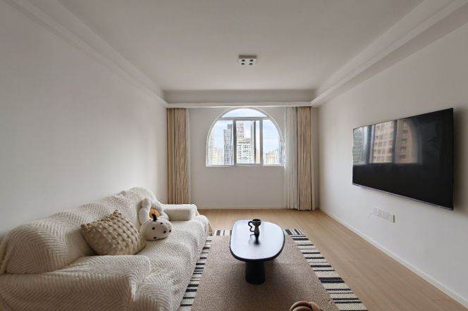 High-Floor 2BR Apartment near Huaihai Lu (L1/L8/L14)