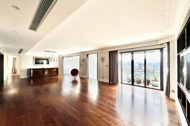 High-Floor Spacious 4BR Apartment at Central Residences