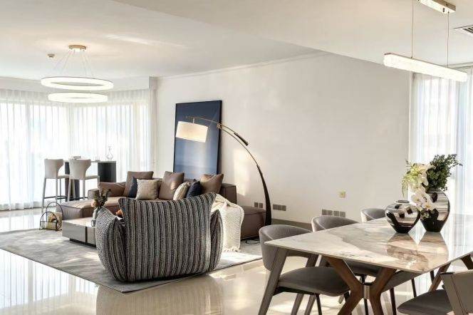 High-Floor Spacious 4BR Apartment near Shangcheng Rd Metro
