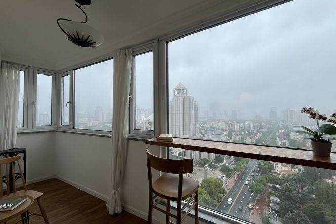High-Floor Spacious 2BR Apartment at Ambassy Court (L1/L7/L10)