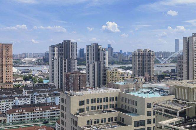 High-Floor 2BR Apartment near South Xizang Rd Metro (L4/L8)