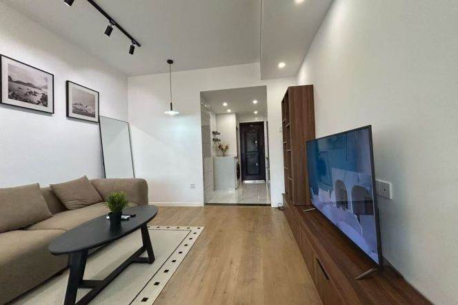 1BR Apartment in Jing'an (L7)