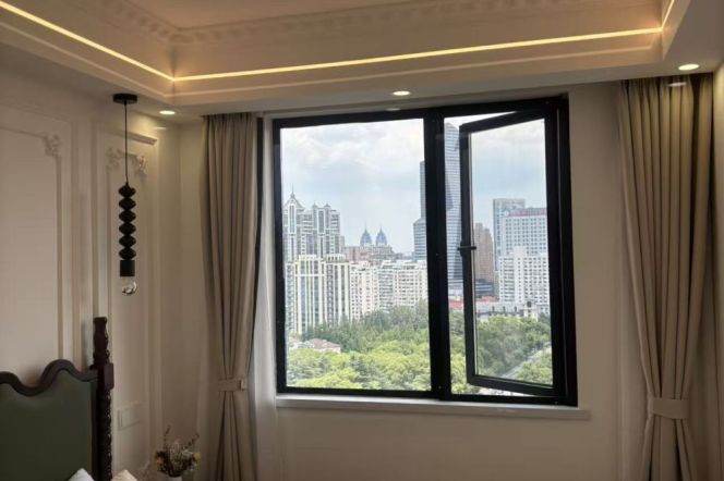 High-Floor Spacious 1BR Apartment in Xujiahui (L10/L11)